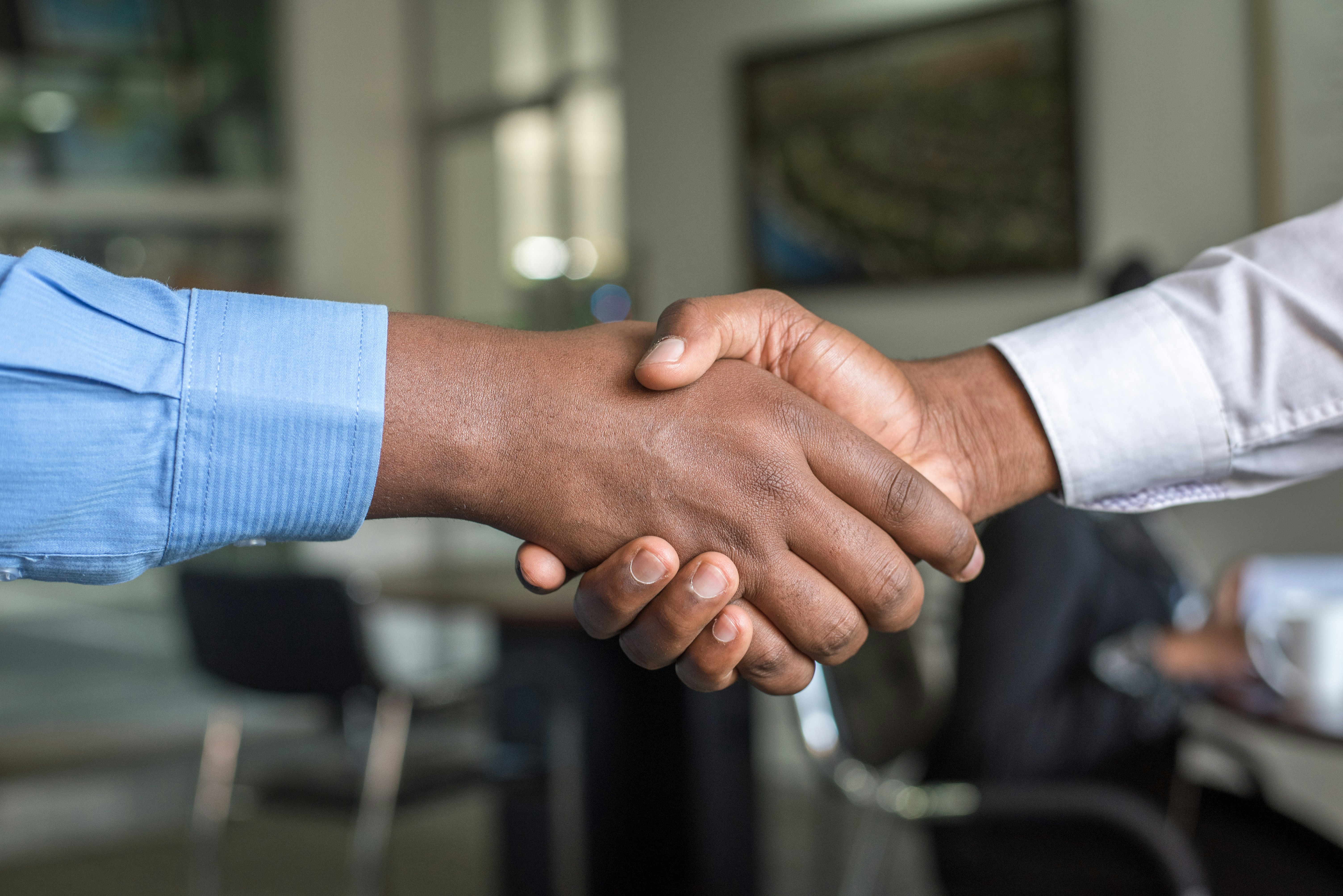 Poignée de main entre un avocat et son client